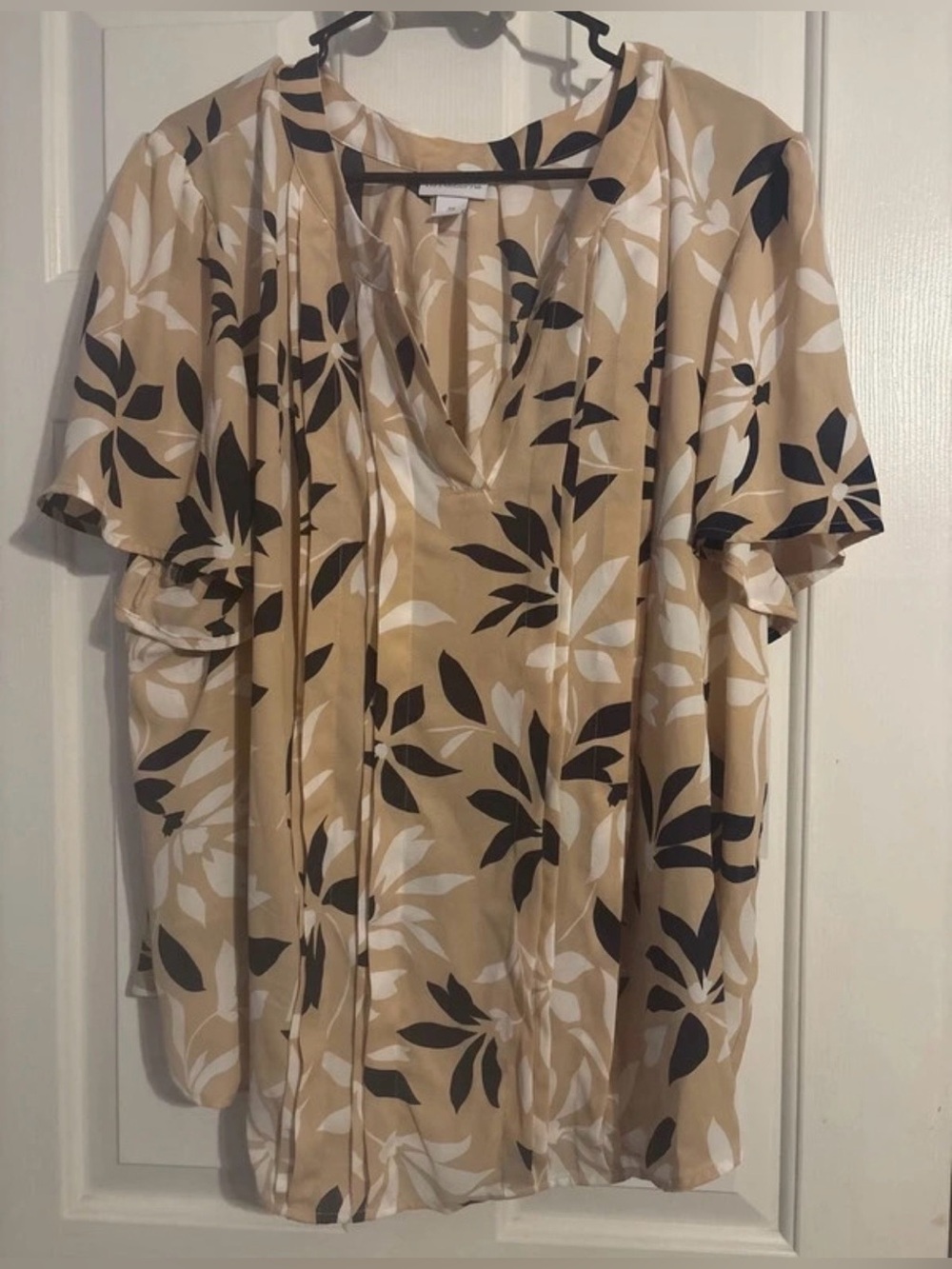 Liz Claiborne Women's Beige Floral V-Neck Top